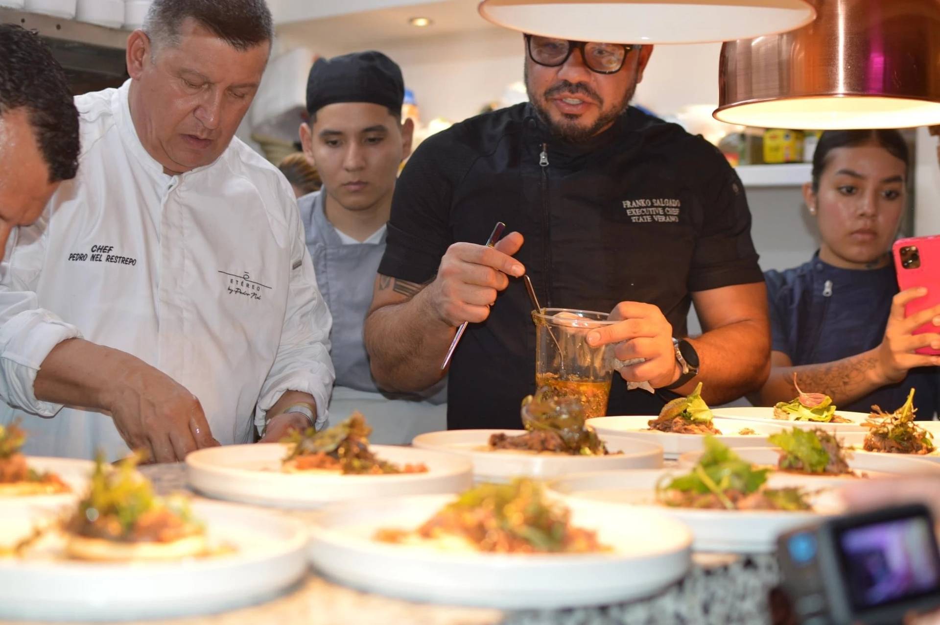 Chef Franko emplatando en vivo durante un evento privado