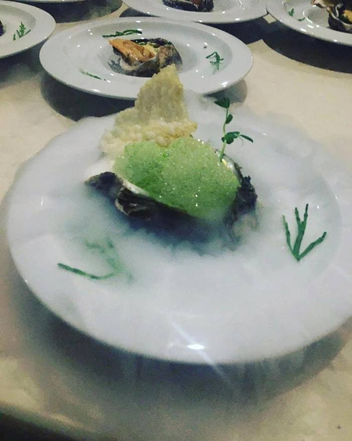 Ostión con espárragos de mar y aire cítrico — Chef Franko